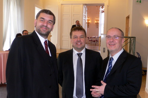 Poslanci Tomáš Hasil a Petr Tluchoř s místopředsedou Senátu PČR Jiřím Šnebergerem